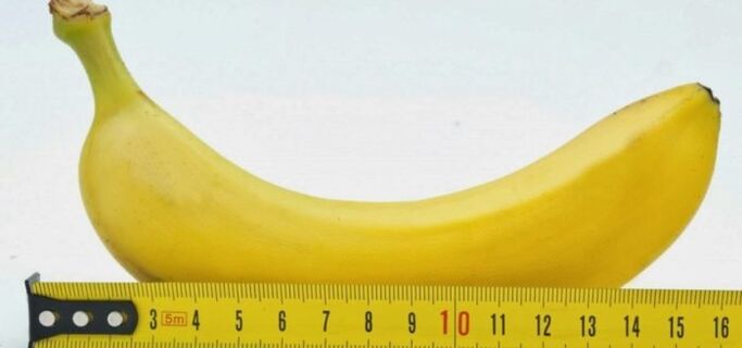 Mesure du pénis en utilisant une banane comme exemple avant une opération d'agrandissement. 