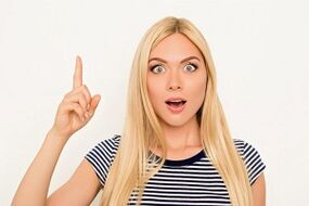 La fille parle d'agrandir le pénis avec du soda.