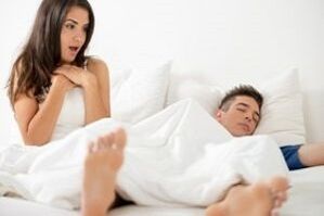 Une femme surprise par le pénis agrandi d'un garçon