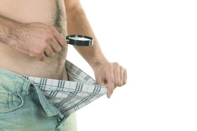 Un homme regarde son pénis et veut augmenter sa taille.